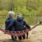 Zwei Frauen unterhalten sich