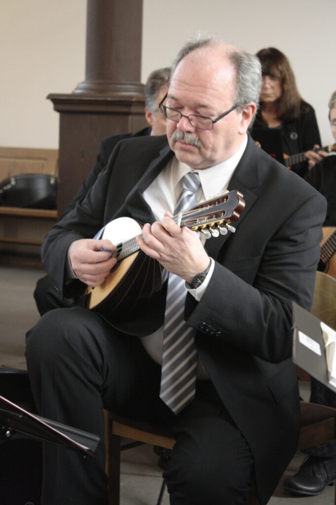Detlev Tewes beim Mandolinenspiel