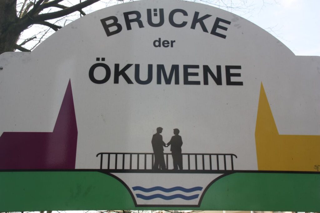Das Schild der Ökumene-Brücke in Richrath